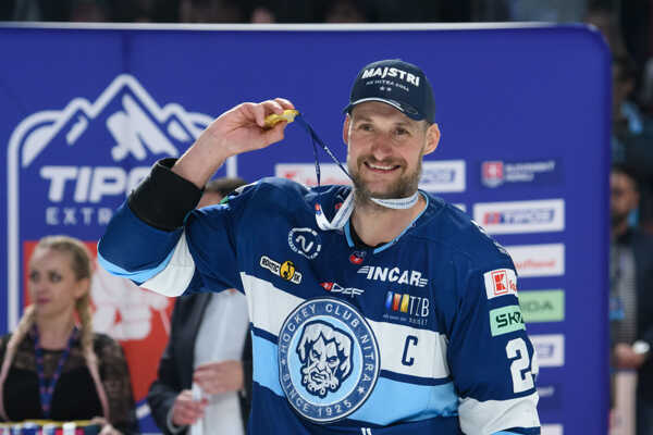 Branislav Mezei oslavuje druhý titul s Nitrou.