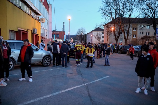 Ľudia čakali vonku pred štadiónom v Trenčíne.