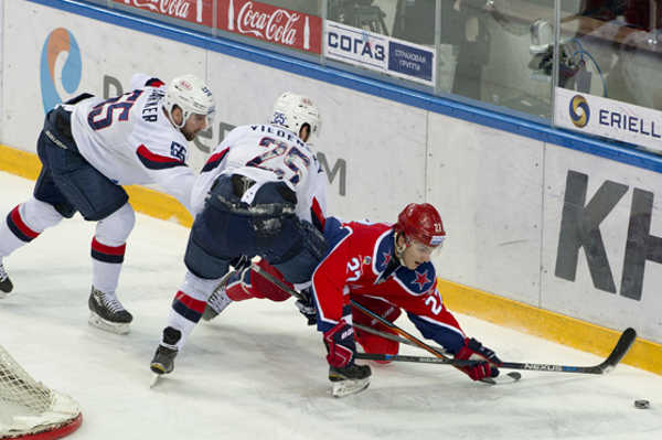 Cam Barker mieri do Rouenu.