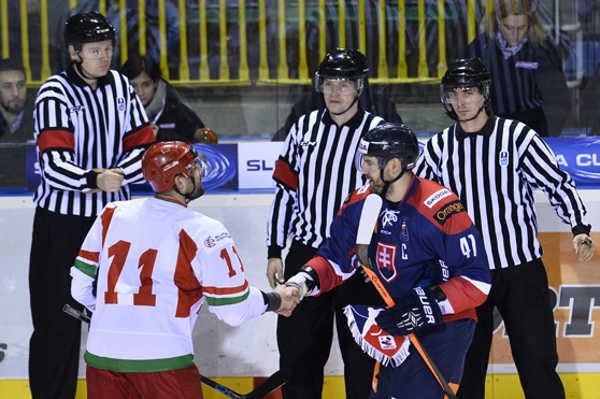 Kapitán slovenskej hokejovej reprezentácie Andrej Meszároš (vpravo v popredí) a kapitán Bieloruska Aleksander Kulakov.