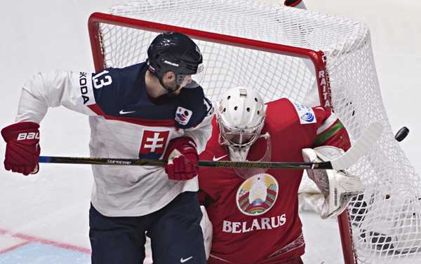 Tomáš Jurčo v súboji s Bieloruskom na MS 2016.