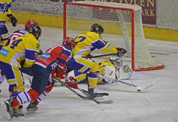 Jakub Kania puk na hoejke.