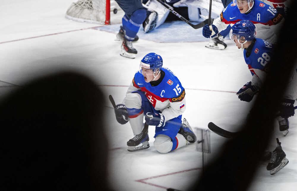 Dalibor Dvorský (15) oslavuje gól proti Fínsku.