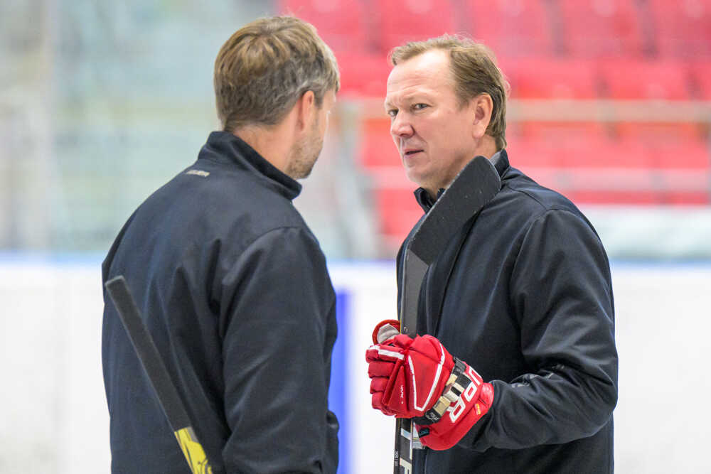 Hlavný tréner HC Prešov Peteris Skudra (vpravo) počas tréningu.
