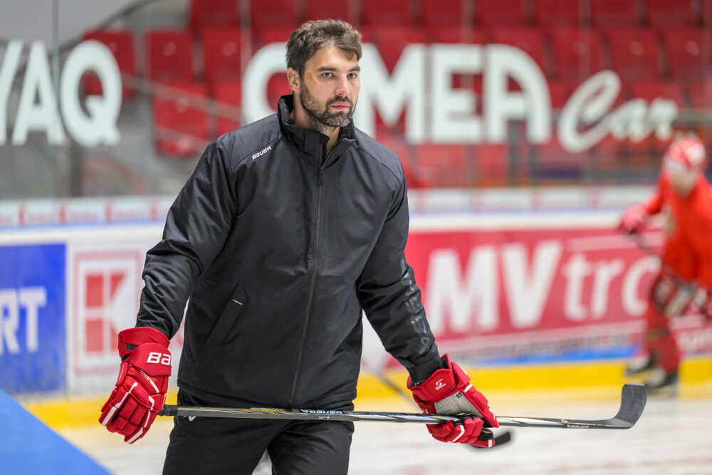 Asistent trénera HC Prešov Vladimír Mihalik počas tréningu.