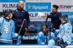 Vpravo tréner HC Slovan Bratislava Brad Tapper a vľavo asistent trénera Tomáš Surový spolu s hráčmi.