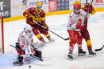 Zľava brankár Brandon Thomas Maxwell (Prešov), Adam Stránský (Trenčín) a Martin Semaňák (Prešov).