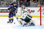 Rankár Minnesoty Wild Filip Gustavsson (vpravo) a hokejista St. Louis Blues Jake Neighbours počas zápasu zámorskej NHL.
