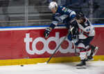 Zľava Brett Ritchie (Nitra) a Mitchell Mckenna Hoelscher (Slovan) v súboji pri mantineli.