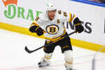 Český útočník David Pastrňák z Bostonu Bruins sa teší z gólu.