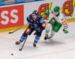 Elias Carmichael z HK Nitra a Mikael Kim z Rögle.