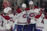 Slovenský hokejista Montrealu Canadien Juraj Slafkovský (druhý sprava) sa teší so spoluhráčmi z gólu.
