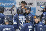 Kanadský tréner Brad Tapper na lavičke HC Slovan Bratislava.