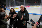 Šéf Medzinárodnej hokejovej federácie (IIHF) Luc Tardif (uprostred) gestikuluje na stretnutí s novinármi po testovaní.