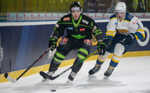 Zľava Marco Halama (Vlci Žilina) a Alexander Zekucia (HC 19 Humenné).