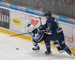 Zľava Michal Krištof (Nitra) a Jakub Urbánek (Poprad) bojujú o puk.