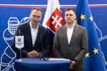Zľava prezident Slovenského zväzu ľadového hokeja (SZĽH) Miroslav Šatan a minister životného prostredia SR Tomáš Taraba.