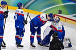 Slovenskí hokejisti Oliver Okuliar (8), Miloš Kelemen (11) a brankár Samuel Hlavaj reagujú po prehre 1:6 s Fínskom.