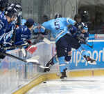 Zľava Patrik Bačík (Slovan) a Dávid Okoličány (Nitra) bojujú o puk.