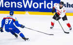 Pavol Regenda a Sidney Crosby na MS 2025.