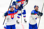 Slovenskí hokejisti sa radujú po výhre s Dánskom na MS 2026.