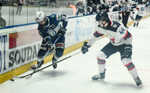Zľava Tomáš Chrenko (Nitra) a Mitchell Hoeschler (Slovan) v súboji.