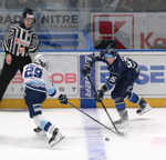 Tomáš Chrenko (Nitra) a Tomáš Török (Poprad) bojujú o puk.