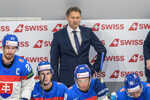 Tréner Vladimír Országh na striedačke slovenskej reprezentácie.