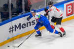 Viliam Kmec a Sidney Crosby v súboji o puk.
