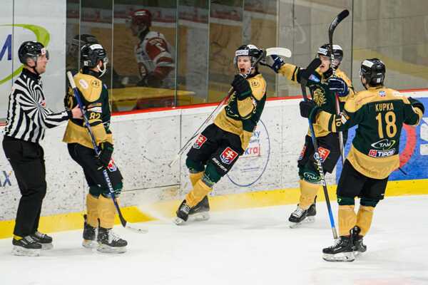 Aapo Alapuranen a gólové oslavy hokejistov HK Levice.