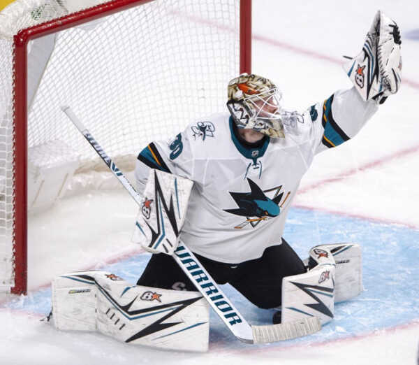 Aaron Dell v drese Sharks.