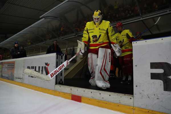 Senickí hokejisti nastupujú na ľad.