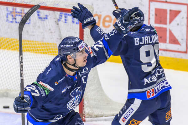 Adam Cracknell a Peter Bjalončík z HK Poprad sa tešia z gólu.