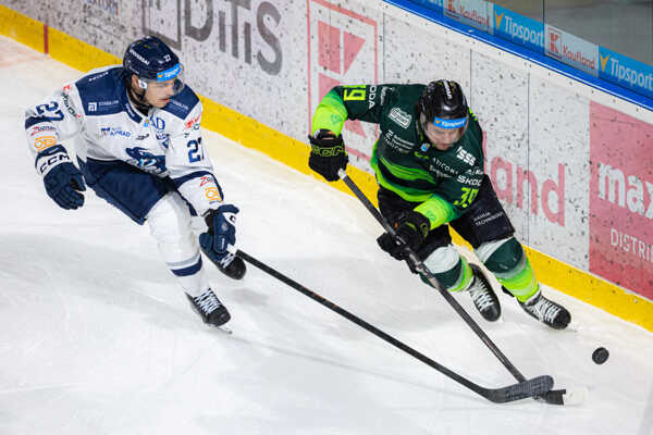 Adam Cracknell z Popradu a Brendan Ranford zo Žiliny.