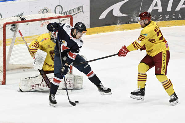Adam Lukošík (Slovan) a vpravo Miroslav Macejko (Trenčín). Adam Lukošík (Slovan) a vpravo Miroslav Macejko (Trenčín).