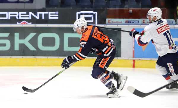 Zľava Adam Stripai (Michalovce) a Radovan Bondra (Zvolen) bojujú o puk.