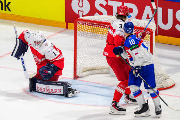 Vpravo Adam Sýkora (Slovensko) a vľavo brankár Nicolaj Henriksen (Dánsko) počas zápasu.