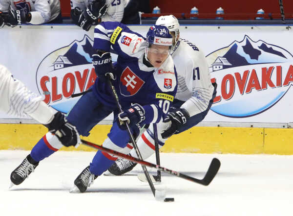 Adam Sýkora (Slovensko) počas prípravného hokejového zápasu s Francúzskom.