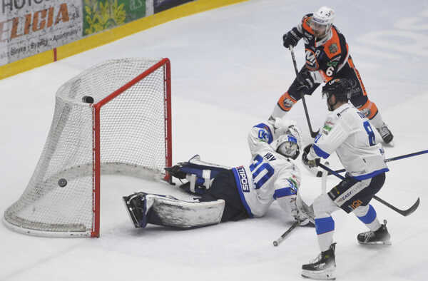 Momentka duelu Michalovce - Poprad (3:2pp). Momentka duelu Michalovce - Poprad (3:2pp).