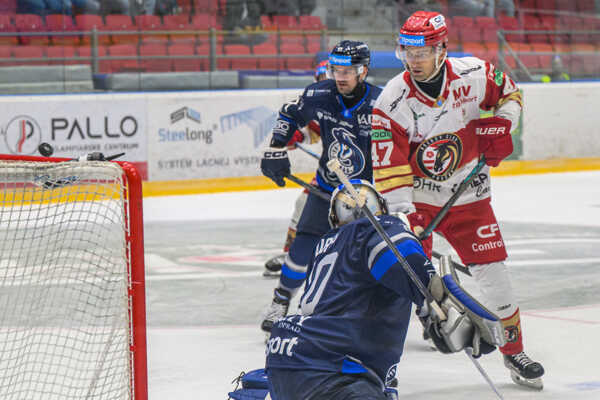 Ádam Vay (Poprad) a Dávid Hájnik (Prešov) počas zápasu.