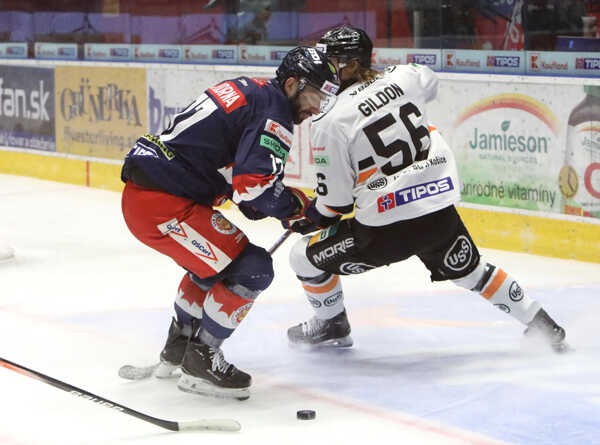 Zľava Andrej Kudrna (Zvolen) a Max Gildon (Košice) v súboji.