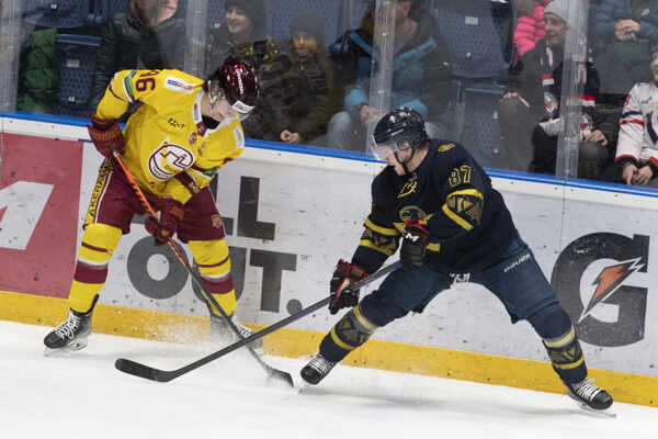 Andrej Šťastný v drese Trenčína v súboji s Marcelom Haščákom v drese Slovana.