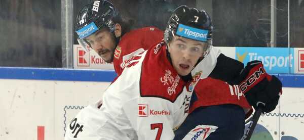 V popredí Andrew Lucas (Banská Bystrica) a Cole Cassels (Zvolen).