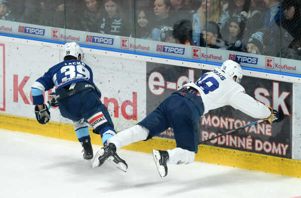 Kanadský útočník Anthony Nellis.