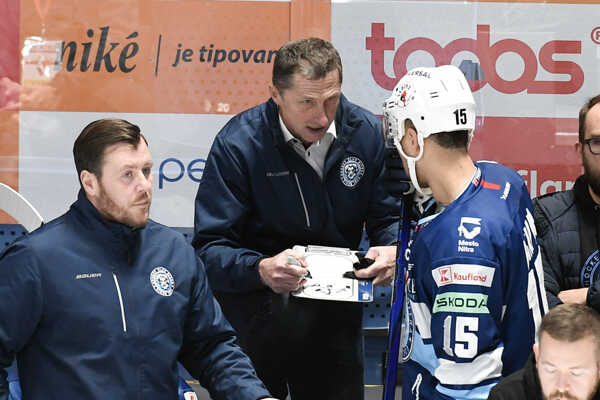 Tréner HK Nitra Antonín Stavjaňa dáva pokyny Stephenovi Harperovi.