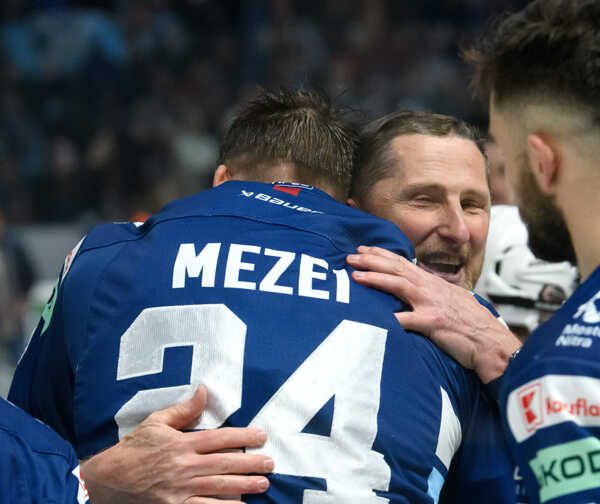 Antonín Stavjaňa a Branislav Mezei v objatí po zisku druhého titulu.