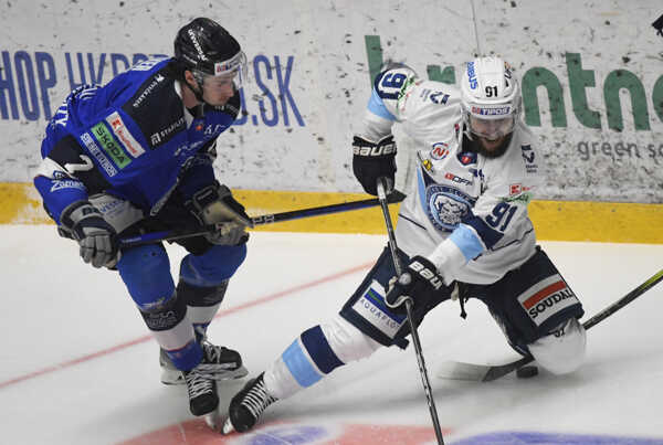 Ben Betker v drese Popradu a Robby Jackson z Nitry.