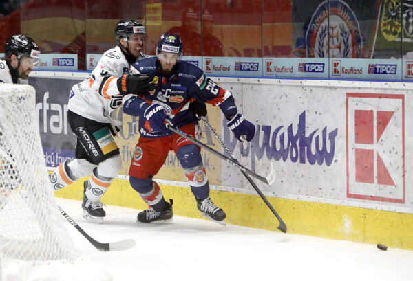 Zľava Blake Parlett (Košice) a Peter Zuzin (Zvolen) počas šiesteho zápasu semifinále play off.
