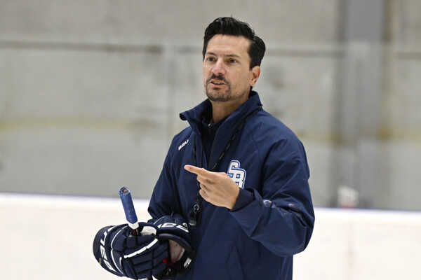 Tréner HC Slovan Bratislava Brad Tapper.