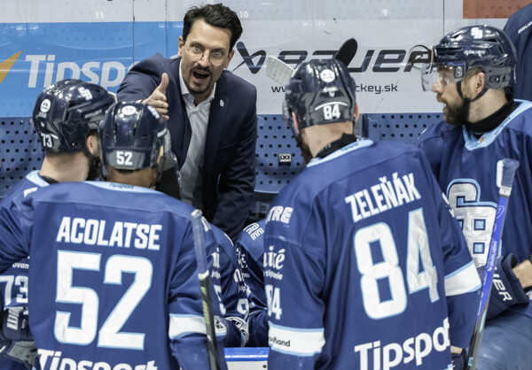 Hráči Slovana zľava Róbert Varga, Sena Acolatse, Vojtech Zeleňák a Tomáš Marcinko, ktorým dáva pokyny tréner Brad Tapper